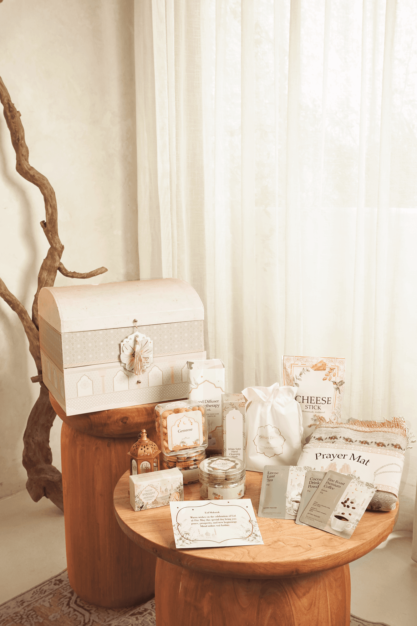 Koleksi paling eksklusif kami. Hardbox dua tingkat yang mewah, berisi 14 item premium mulai dari sajadah hingga perlengkapan home wellness. Berikan kesan mendalam dan tak terlupakan dengan menambahkan logo perusahaan Anda pada hang tag atau kartu ucapan.