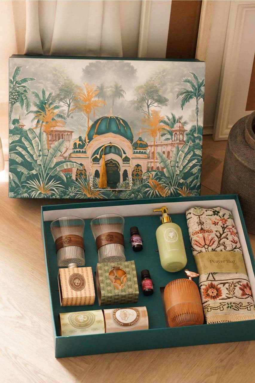 Our most exclusive collection, a luxurious double-tiered hardbox, featuring 14 premium items from prayer mat to home wellness. Make a lasting impression by adding a custom hang tag or greeting card with your company logo.