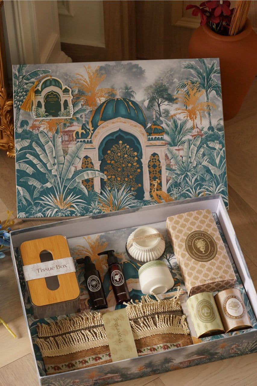 Our most exclusive collection, a luxurious double-tiered hardbox, featuring 14 premium items from prayer mat to home wellness. Make a lasting impression by adding a custom hang tag or greeting card with your company logo.