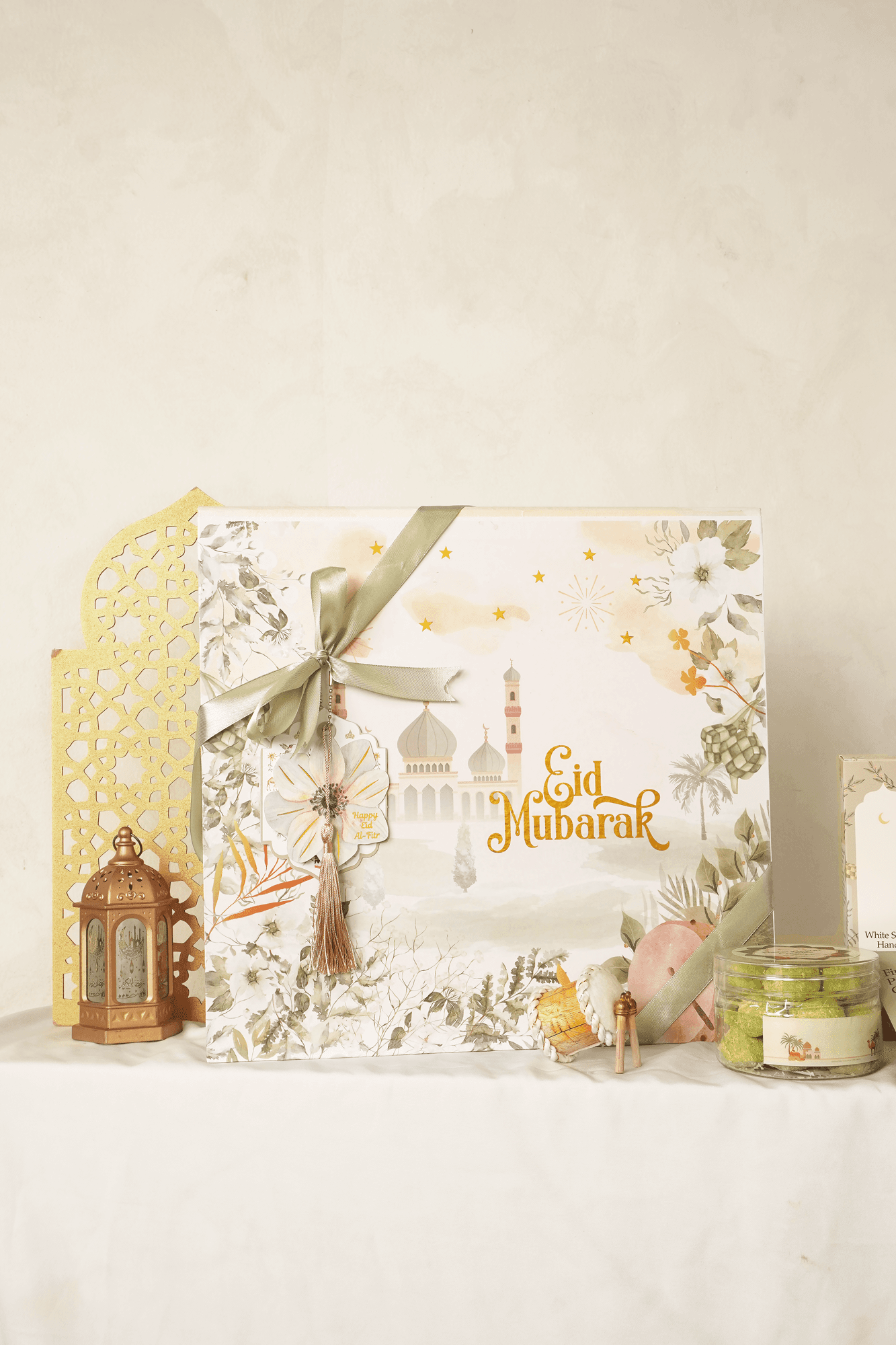 Kemasan hardbox premium yang kokoh, hampers ini memuat beragam kebutuhan esensial, mulai dari kue kering hingga sajadah. Pilihan profesional yang dapat dipersonalisasi dengan penambahan logo perusahaan Anda pada hang tag atau kartu ucapan.