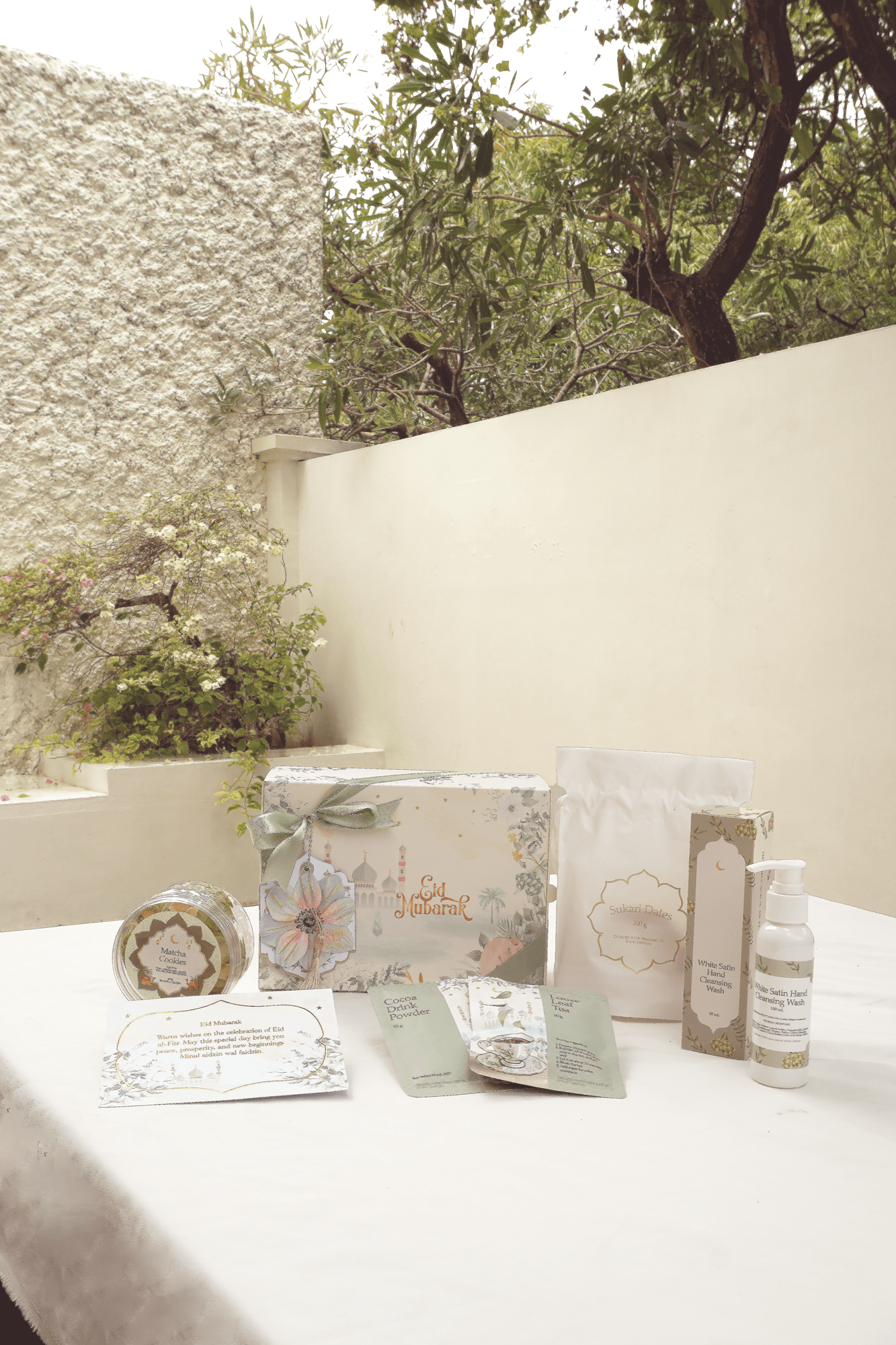 Dikemas dalam sliding box yang cantik, berisi aneka kudapan lezat seperti matcha cookies, teh artisan, dan kurma. Tanda mata yang manis dan berkesan, lengkap dengan hang tag custom yang menampilkan logo perusahaan Anda.
