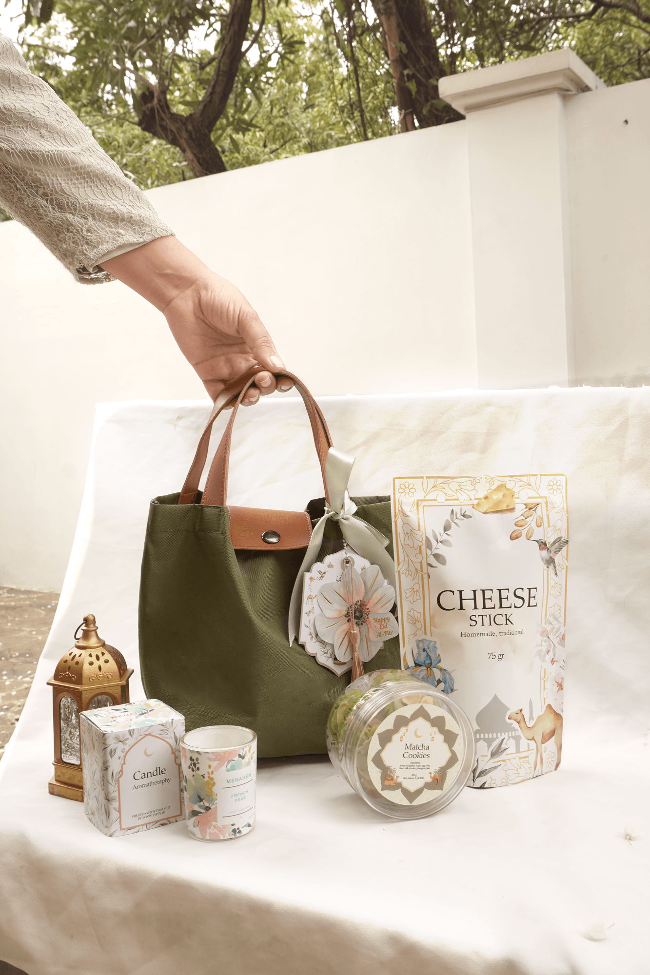 Tas serbaguna buatan pengrajin lokal yang berisi lilin aromaterapi dan camilan favorit. Pilihan simpel namun penuh makna, dipercantik dengan sentuhan profesional berupa logo perusahaan Anda pada hang tag.