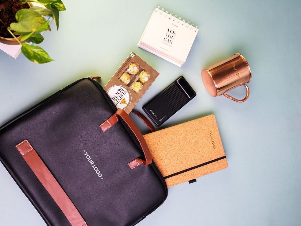 rekomendasi gift karyawan berupa tas yang fungsional