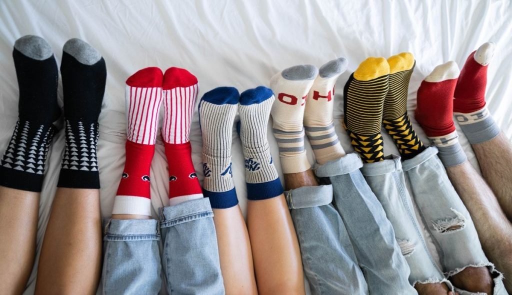 jenis bahan kaos kaki untuk onboarding kit karyawan